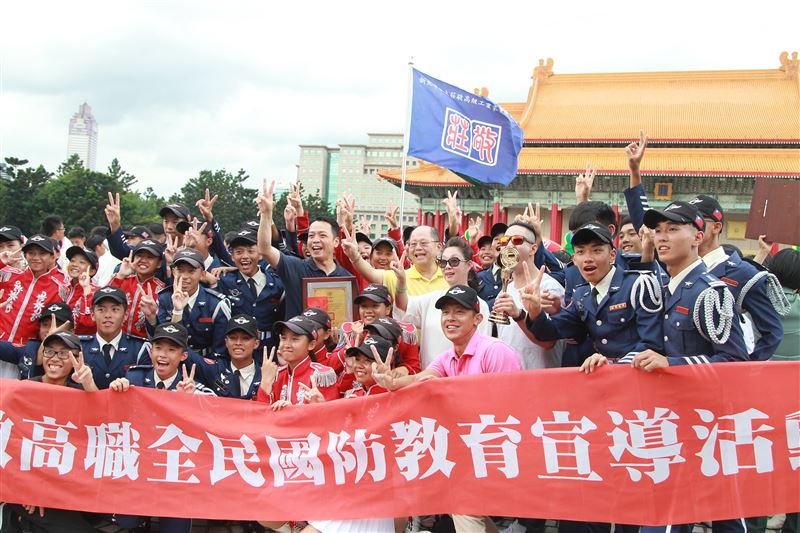 台北市莊敬高職獲得國防部第三屆全國高級中等學校儀隊競賽決賽冠軍。（記者邱榮吉/攝影）