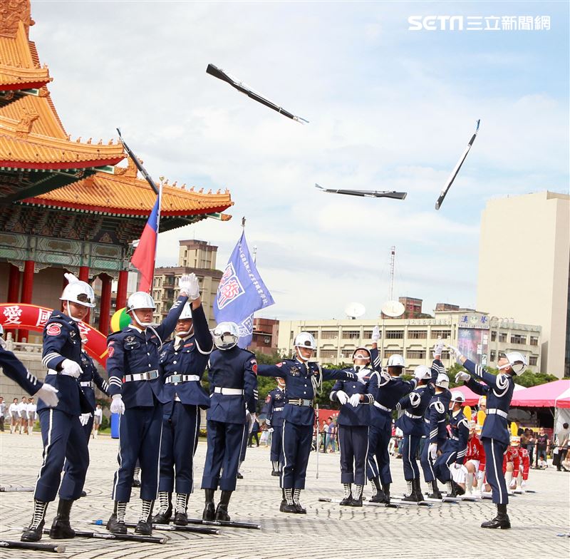 台北市莊敬高職獲得國防部第三屆全國高級中等學校儀隊競賽決賽冠軍。（記者邱榮吉/攝影）