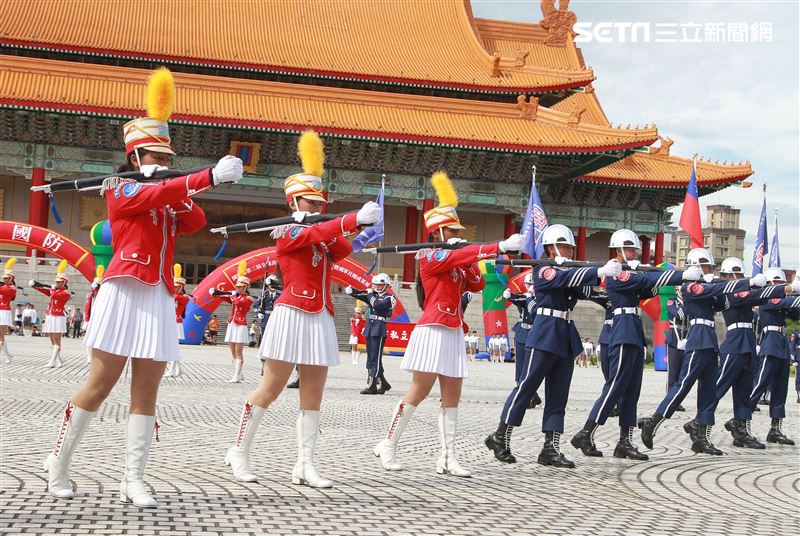 台北市莊敬高職獲得國防部第三屆全國高級中等學校儀隊競賽決賽冠軍。（記者邱榮吉/攝影）