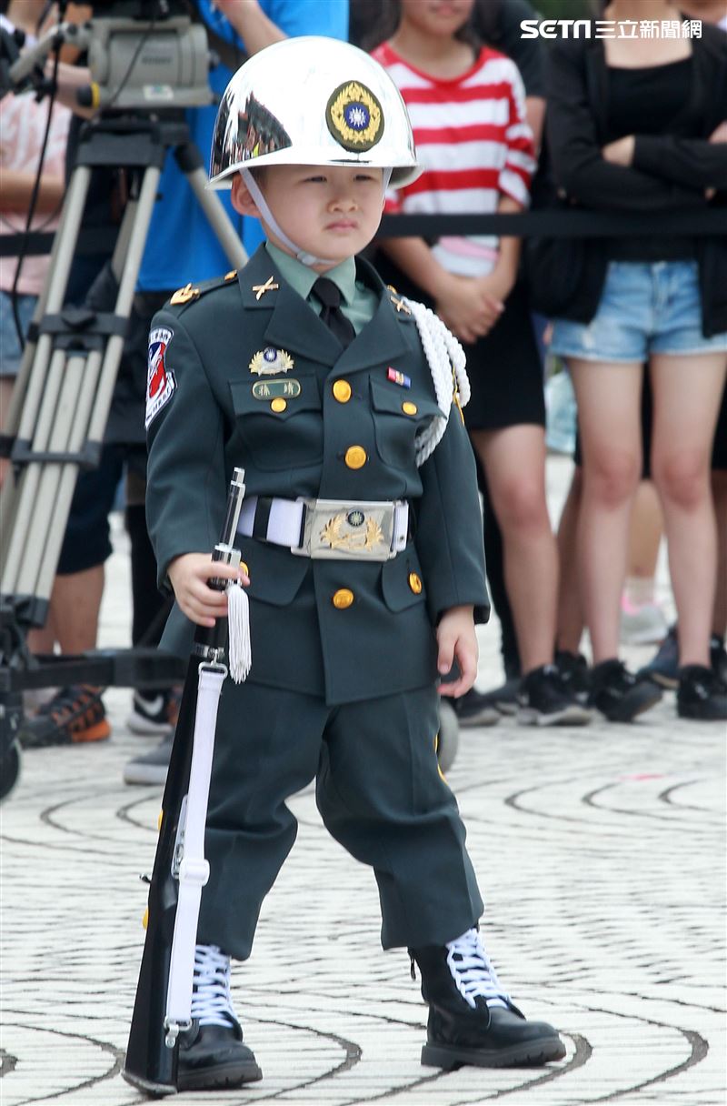 四歲的迷你禮兵孫孫愛上三軍儀隊，穿上儀隊軍服有模有樣場邊觀摩跟著操槍，超可愛的。（記者邱榮吉/攝影）