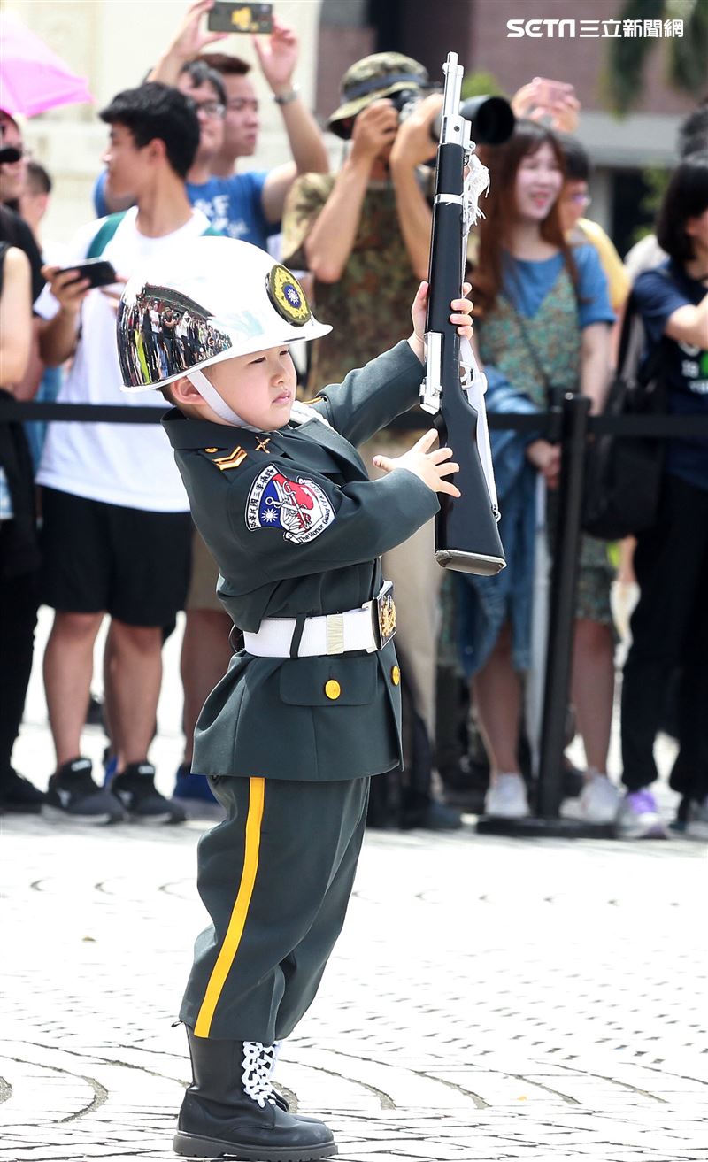 四歲的迷你禮兵孫孫愛上三軍儀隊，穿上儀隊軍服有模有樣場邊觀摩跟著操槍，超可愛的。（記者邱榮吉/攝影）