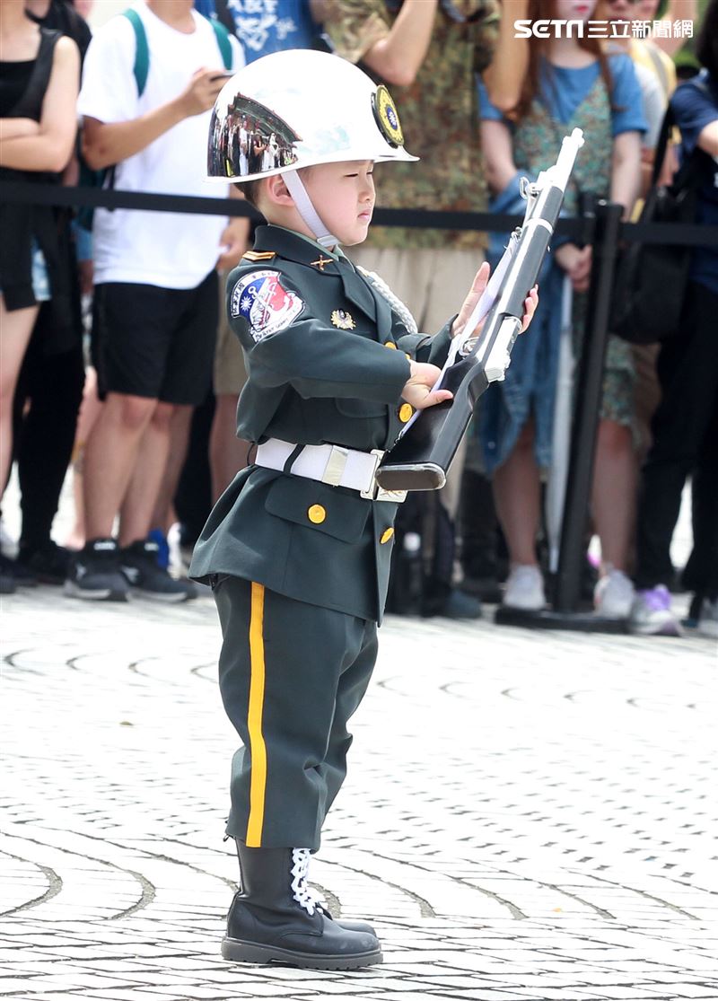 四歲的迷你禮兵孫孫愛上三軍儀隊，穿上儀隊軍服有模有樣場邊觀摩跟著操槍，超可愛的。（記者邱榮吉/攝影）