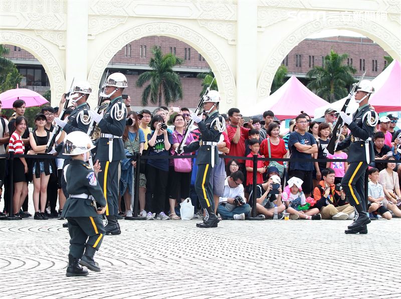 四歲的迷你禮兵孫孫愛上三軍儀隊，穿上儀隊軍服有模有樣場邊觀摩跟著操槍，超可愛的。（記者邱榮吉/攝影）