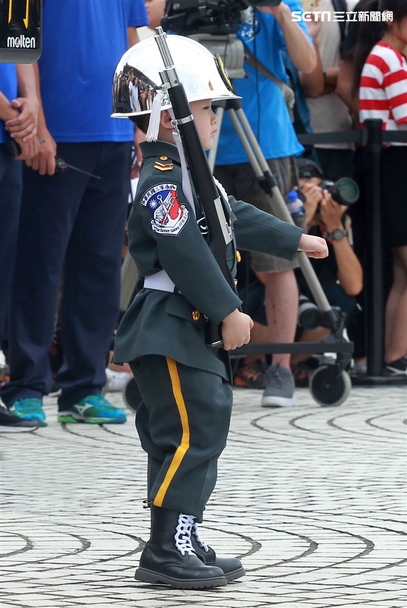 四歲的迷你禮兵孫孫愛上三軍儀隊，穿上儀隊軍服有模有樣場邊觀摩跟著操槍，超可愛的。（記者邱榮吉/攝影）