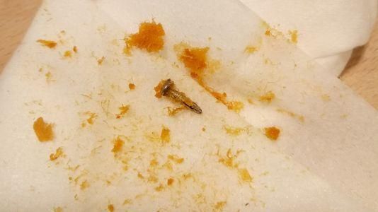 吃魚酥嗑到鐵釘　老闆扯回：找很久了