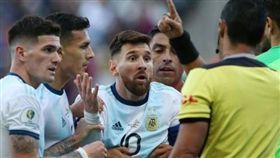 ▲梅西嶼Medel爆發肢體衝突。（圖／取自梅西推特）