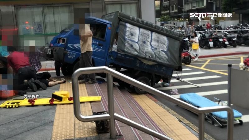 夫妻坐捷運站口　貨車撿手機撞死妻