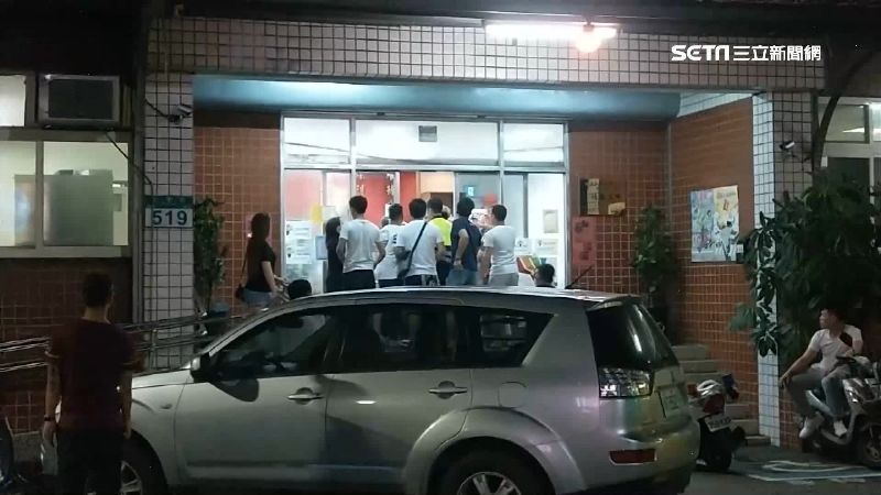 燒烤店酒客衝突誤傷警　囂張包圍警所
