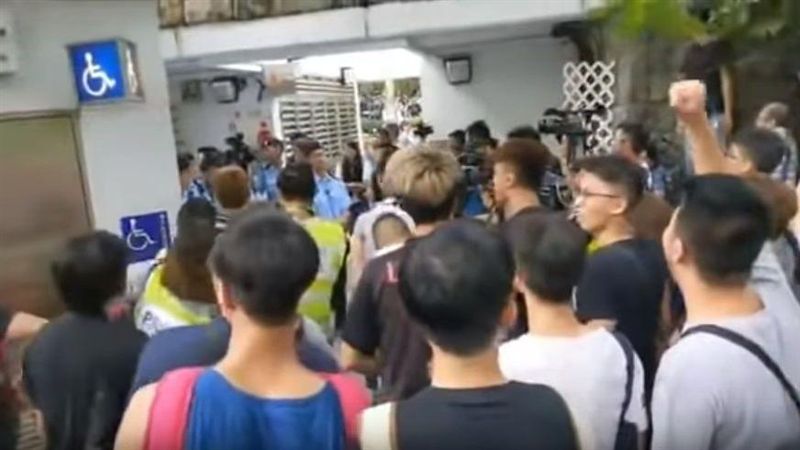 中國大媽入侵公園！萬名港人屯門遊行