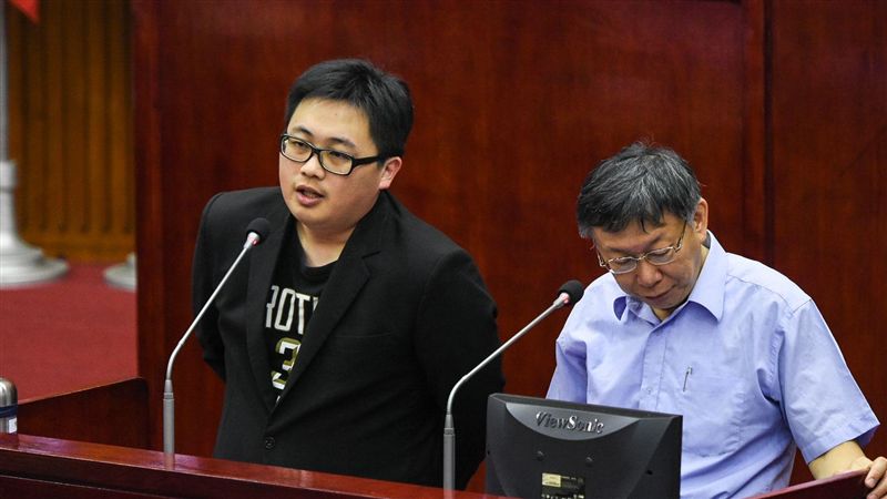 柯幕僚直播鬧劇　綠委諷：沒見過世面