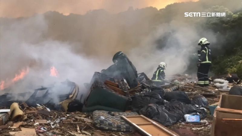 桃園掩埋場起火　21車62警消灌救