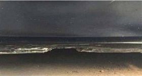 「咦？這難道不是海邊嗎？」一名男網友在臉書社團《爆笑公社》中貼出一張照片，吸引上萬人按讚，因為這張照片乍看之下就像海邊風景照，但其實卻是汽車車身的下緣，讓不少看第一眼看錯的民眾都忍不住笑說「實在太像啦」。（圖／翻攝自爆笑公社）