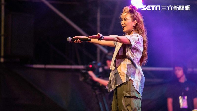 黃美珍帶孕肚開唱！上場前爆害喜狂吐