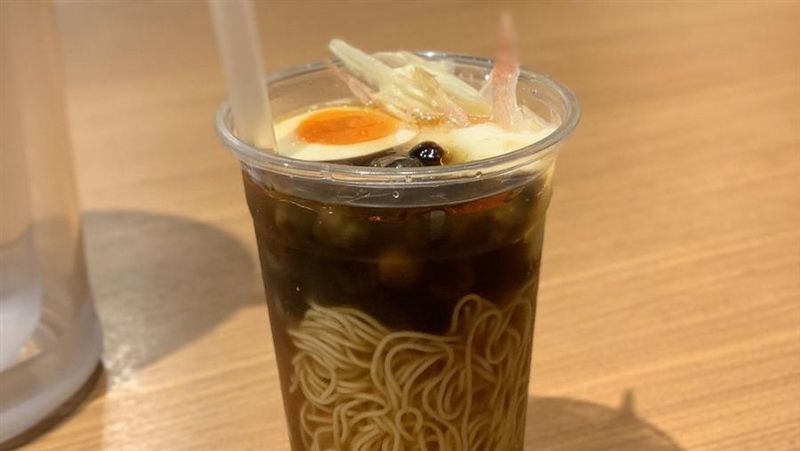手搖杯裝珍珠冷麵溏心蛋 挨批像餿水