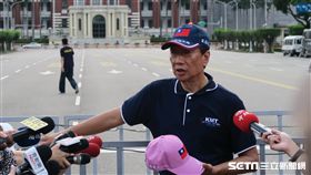 國民黨總統初選參選人郭台銘會後說要走到總統府贈帽給蔡英文。（圖／記者盧素梅攝）