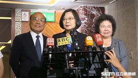 總統蔡英文（中）7日下午出席促轉會舉行的「平復司法不法之第三、四波有罪判決撤銷公告儀式」後受訪。（圖／記者盧素梅攝）