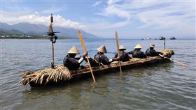 跨越黑潮  5名划手棄配備台東划至沖繩（1）「跨越黑潮－復現3萬年前的航海實驗計畫」圓木舟航行最終挑戰，7日從台東烏石鼻港出發，5名划手捨棄現代化設備，模擬當年以星辰、風向等判別方向，划向日本沖繩與那國島，直線距離為205公里。中央社　108年7月7日