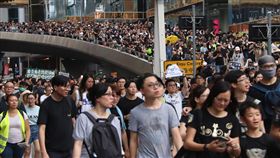 港網民發起反送中遊行　人數較預期多香港網民7日持續發起「反送中」遊行，地點是針對陸客最多的尖沙咀旅遊區，大批民眾響應參加，人數較預期多。中央社記者張謙香港攝　108年7月7日