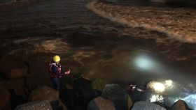 國中應屆畢業生高雄蚵仔寮漁港溺水失蹤高雄市楠梓區一名蔡姓應屆國中畢業生7日到梓官區蚵仔寮漁港沙灘戲水，晚間疑遭海浪捲走失蹤，警消及海巡人員獲報後趕往搜救，目前仍一無所獲。（翻攝高雄市消防局搜救畫面）中央社記者程啟峰高雄傳真　108年7月7日