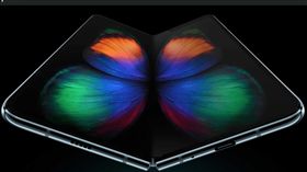 三星首款摺疊機  展開螢幕7.3吋三星發表全球首款摺疊手機Galaxy Flod，正面螢幕達4.6吋，展開內螢幕達7.3吋，如一台小平板。（取自三星官網）中央社記者江明晏傳真  108年2月21日