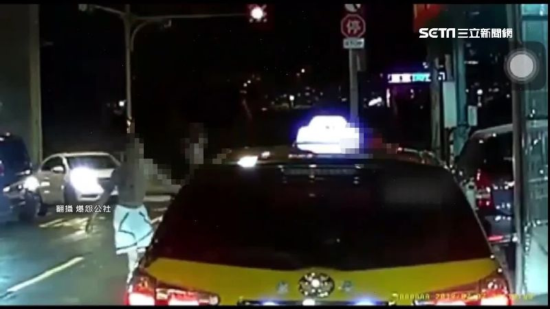 小黃超車叭一聲　惡男氣炸猛揍運將