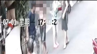 叭一聲街頭開打！醉漢拿安全帽K騎士