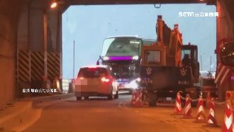 休旅車逆向被逼「倒退嚕」　網：療癒