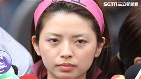 長榮空服員於南崁總公司罷工現場，長榮航空服員郭芷嫣前往支持。（記者林士傑/攝影）