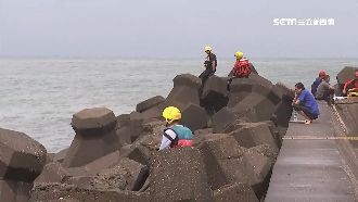 國中生戲水遭浪捲走！母哭：趕快回來