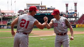 ▲紅人換穿無袖復古球衣。（圖／翻攝自紅人推特）