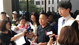 八仙塵爆陳柏廷等3度不起訴　被害人家屬提再議八仙樂園4年前塵爆意外造成486人傷亡，八仙樂園董事長陳柏廷等人日前3度獲不起訴，被害人家屬不服，8日赴士檢提起再議。台灣627八仙塵爆公安事件受害者保護協會理事長吳聲(文三)（前右2）遞狀後接受媒體訪問。中央社記者劉世怡攝　108年7月8日
