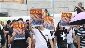 港網民在九龍發起反送中遊行香港網民7日在九龍發起「反送中」遊行，圖為遊行人士高舉「香港撐住」標語。中央社記者張謙香港攝　108年7月7日