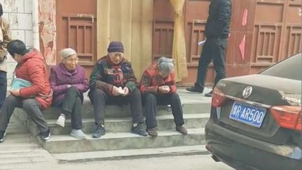 中共迫害宗教燒聖經　信徒坐門前痛哭