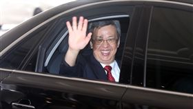 副總統出席美國獨立243週年慶祝酒會（2）副總統陳建仁8日前往君悅飯店，出席「美國獨立243週年及美台旅遊年慶祝酒會」，離開時向眾人揮手致意。中央社記者鄭傑文攝　108年7月8日