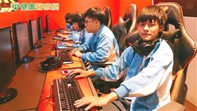 參賽選手陳楷雋同學目前擔任校園隊伍《能仁熊武士》隊長，談起選手承受的心理壓力，他感慨兼顧學業與練習是蠟燭兩頭燒，時間安排非常重要。