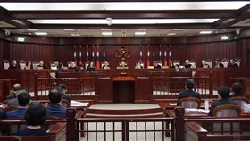 軍公教年改釋憲案首場言詞辯論登場由立委提起的軍、公、教年改釋憲案，大法官定於24日下午2時起在憲法法庭進行首場言詞辯論，司法院並同步進行直播。中央社記者林長順攝　108年6月24日