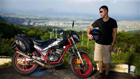 普悠瑪第一時間救災薛姓消防員。（圖／翻攝自薛姓消防員臉書）