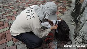 疾管署防疫人員於台南市中西區開山里執行孳生源查核。（圖／疾管署提供）