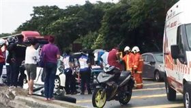 馬來西亞,車禍,警察,圍觀,打卡。(圖/翻攝自中國報)