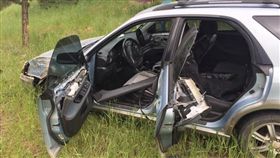 美國,熊,動物,開車,無照,駕駛,跳車,覓食,排桿,空檔,受困, 圖／翻攝自臉書