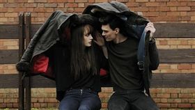 情侶、躲雨、撐傘（圖／翻攝自PIXABAY）