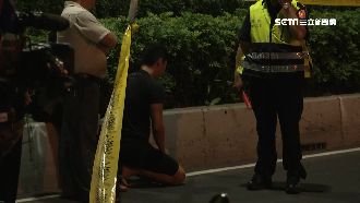 單車女遭輾身亡　死者老公跪地崩潰！