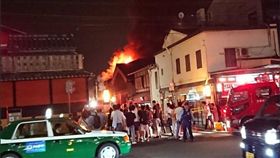 日本京都歷史景點「祇園」在昨（8）日晚間驚傳火警！祇園內木造的日式古風建築慘遭熊熊大火吞噬，警方初判起火點位在園內知名景點「花見小路」南側的2樓餐廳廚房，火苗竄出後一連延燒了5間房子，消防隊獲報也立即趕往救災，出動20輛消防車到現場撲滅火勢、疏散人員，目前現場尚未傳出有任何傷亡。（圖／翻攝自ponkichi003）