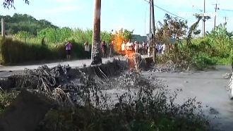 萬丹泥火山又噴發！爆滾泥漿烈焰狂噴