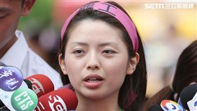 長榮空服員於南崁總公司罷工現場，長榮航空服員郭芷嫣前往支持。（記者林士傑/攝影）