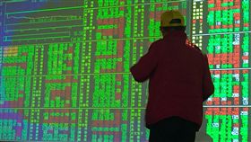 台股開低走低台北股市3日跳空開低，收盤下跌121.35點，為10743.77點，跌幅1.12%，成交金額新台幣1117.32億元；加權指數開盤為10793.1點，盤中最高10812.65點，最低10720.66點。中央社記者董俊志攝　108年7月3日