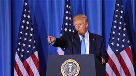 大阪G20峰會落幕　川普說美中暫不加徵新關稅美國總統川普29日在大阪20國集團（G20）峰會閉幕後舉行記者會，他表示與中國領導人習近平稍早在場邊舉行很棒的會談，雙方同意暫不加徵新關稅。中央社記者楊明珠大阪攝　108年6月29日