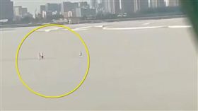 大陸浙江地區7日傳出溺斃意外！這起事件發生在浙江杭州的錢塘江，當時有3名男子試圖要徒步過江，被一旁民眾直擊，不斷呼喊他們回頭，但3人卻小看河水強度，堅持站在岸邊，最後一道河流突然襲來，硬生將3人滅頂，其中有2名男子還不會游泳，最後導致一人喪命。民眾也將驚險畫面上傳，讓不少網友看了都大嘆「別拿生命當兒戲」。（圖／翻攝自梨視頻）