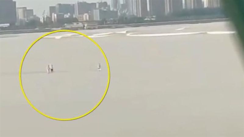 漲潮硬要闖！3男「徒步」過江遭滅頂