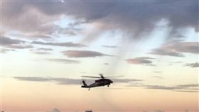 黑鷹直升機綠島連3天後送就醫（1）台東綠島鄉一名男子2日清晨遭鈍器刺破下腹部，空勤直升機拂曉出勤，將男子送到台東馬偕醫院急救，綠島連續3天有病患、傷患後送就醫。（空勤提供）中央社記者盧太城台東傳真　108年6月2日